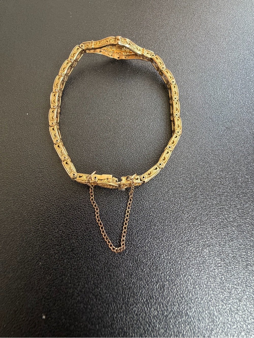 1920’s Vintage Elegant gold filigree bracelet w/ a clear, diamond center accent. - Picture 9 of 12